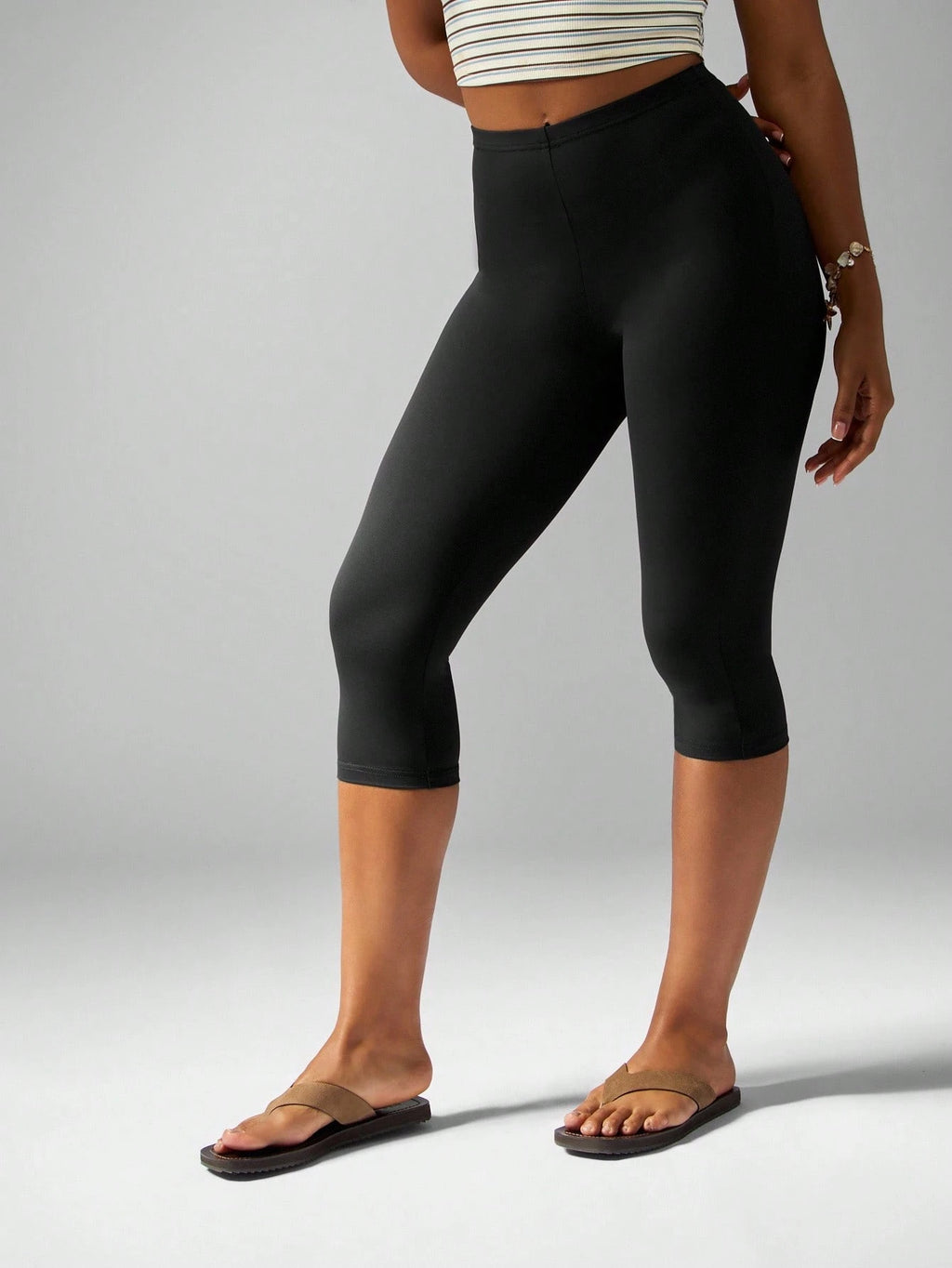 High-Waist Compression Capri Leggings – Premium Stretch Knit Workout Pants
