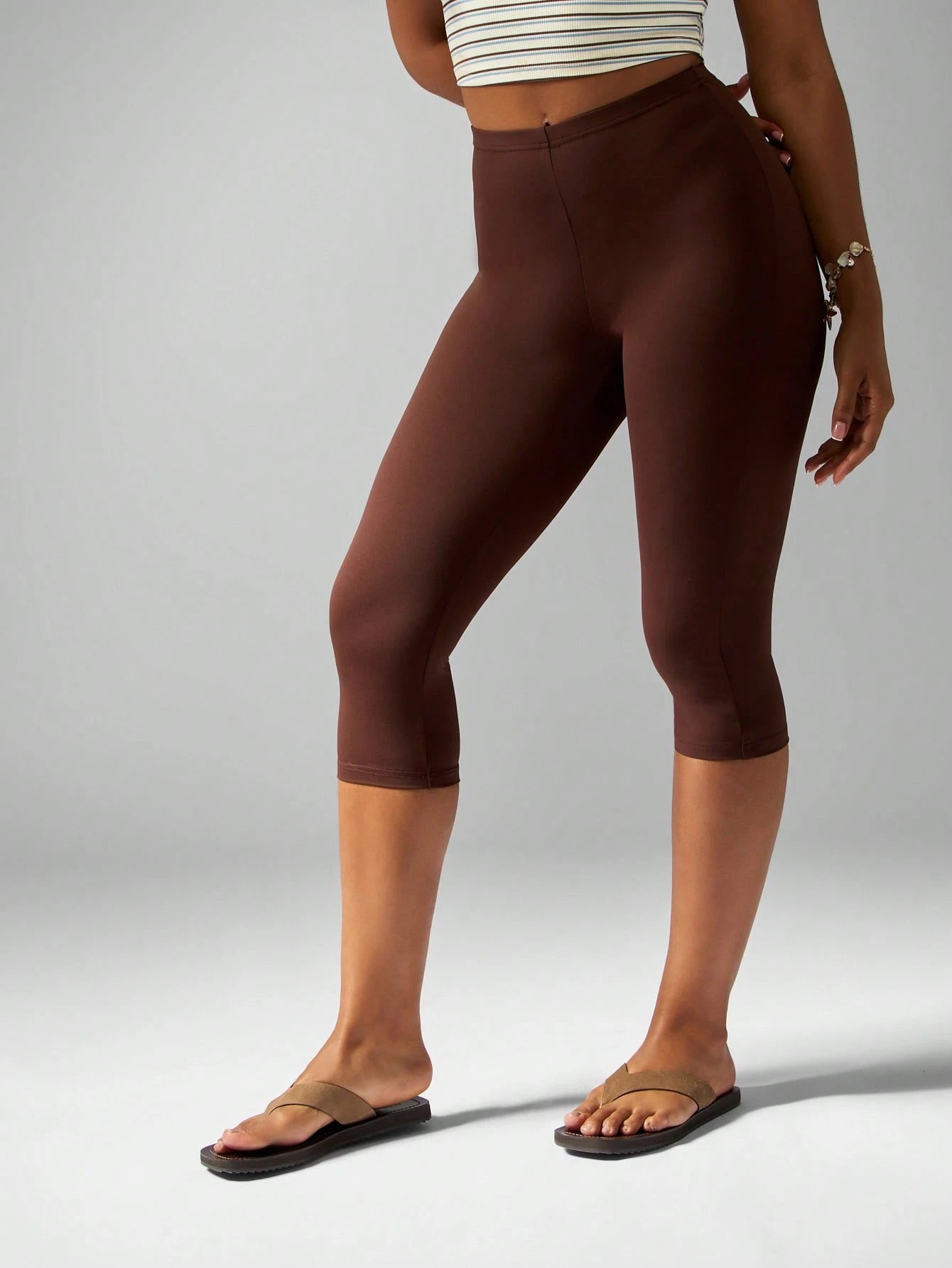 High-Waist Compression Capri Leggings – Premium Stretch Knit Workout Pants