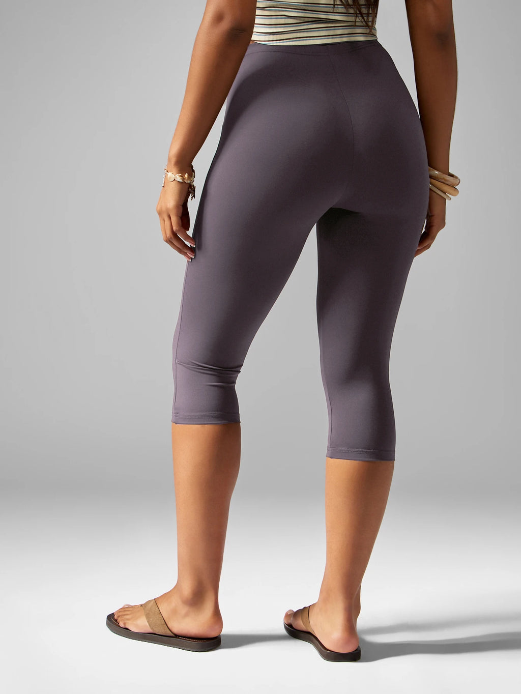 High-Waist Compression Capri Leggings – Premium Stretch Knit Workout Pants