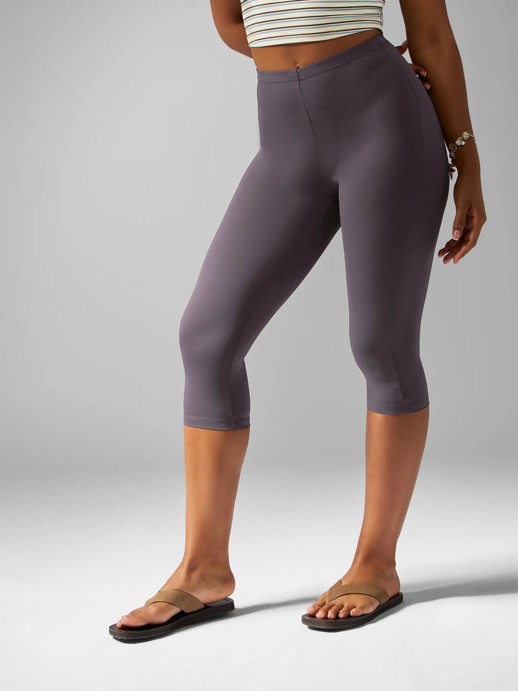 High-Waist Compression Capri Leggings – Premium Stretch Knit Workout Pants